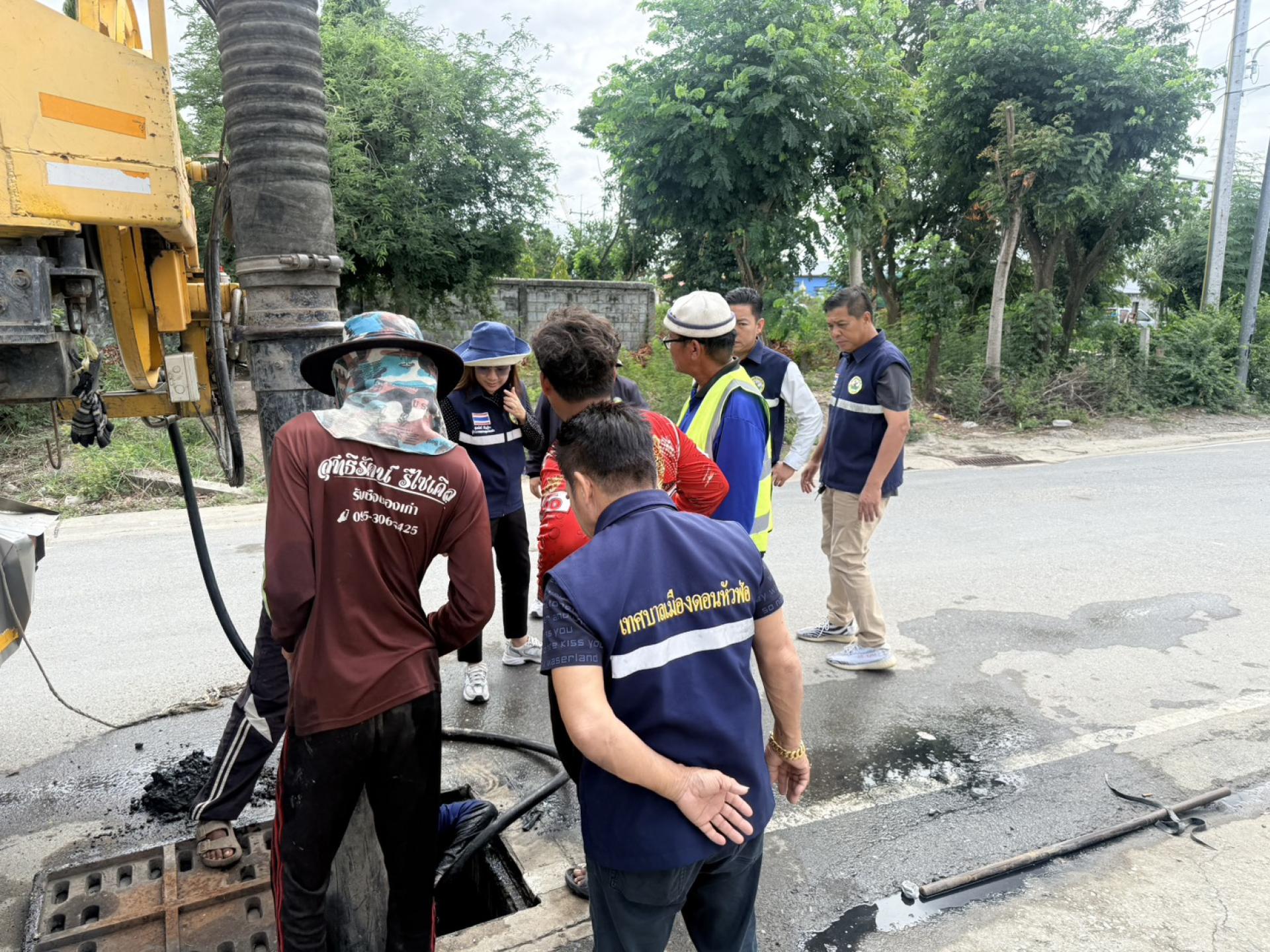 สมาชิกสภาเทศบาล ร่วมกับกองสาธารณสุขและสิ่งแวดล้อม กองช่าง และเจ้าหน้าที่ป้องกันและบรรเทาสาธารณภัย ดำเนินการตรวจสอบติดตามการปฏิบัติงานดูดฉีดล้างท่อระบายน้ำ