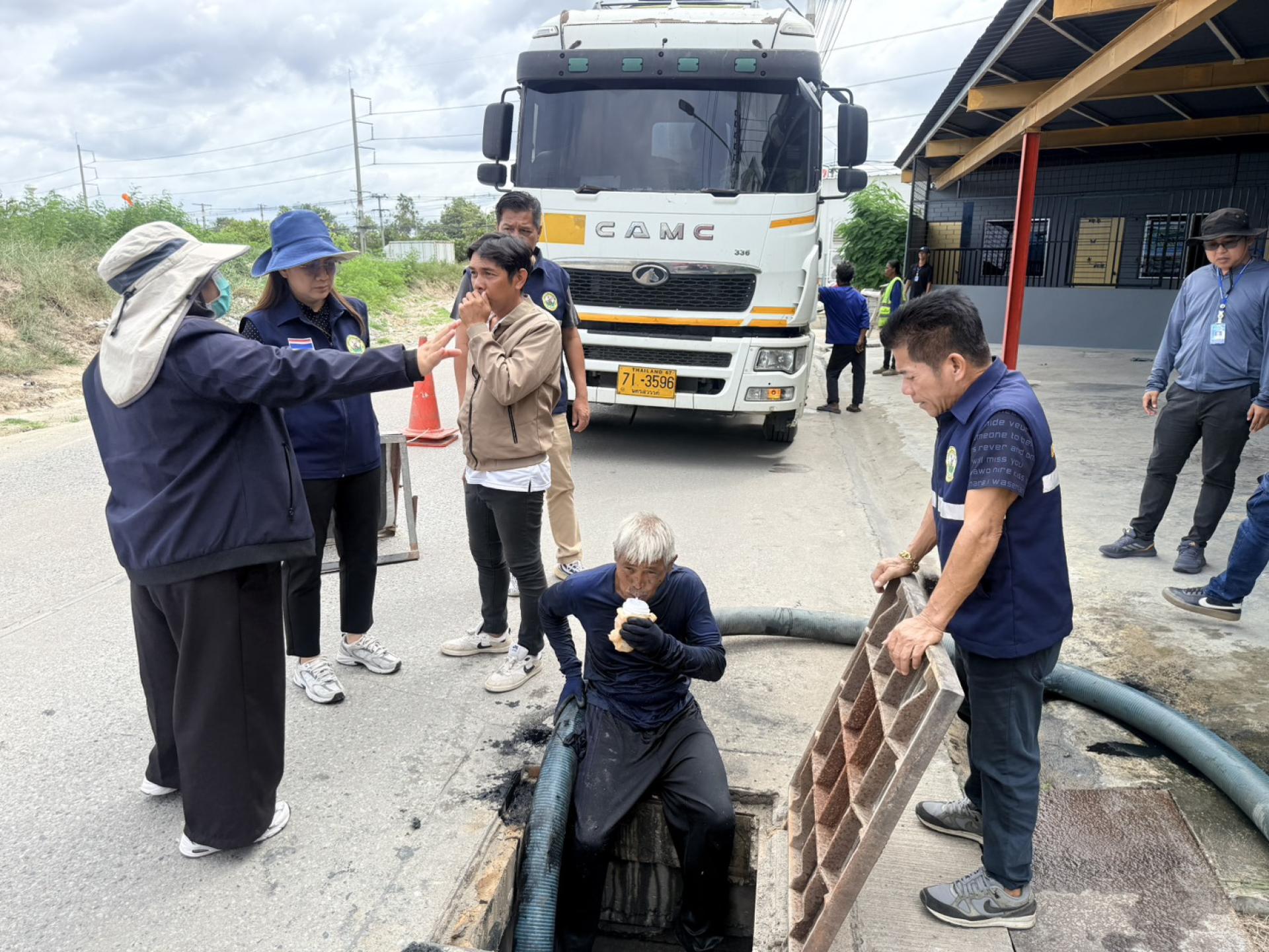 สมาชิกสภาเทศบาล ร่วมกับกองสาธารณสุขและสิ่งแวดล้อม กองช่าง และเจ้าหน้าที่ป้องกันและบรรเทาสาธารณภัย ดำเนินการตรวจสอบติดตามการปฏิบัติงานดูดฉีดล้างท่อระบายน้ำ