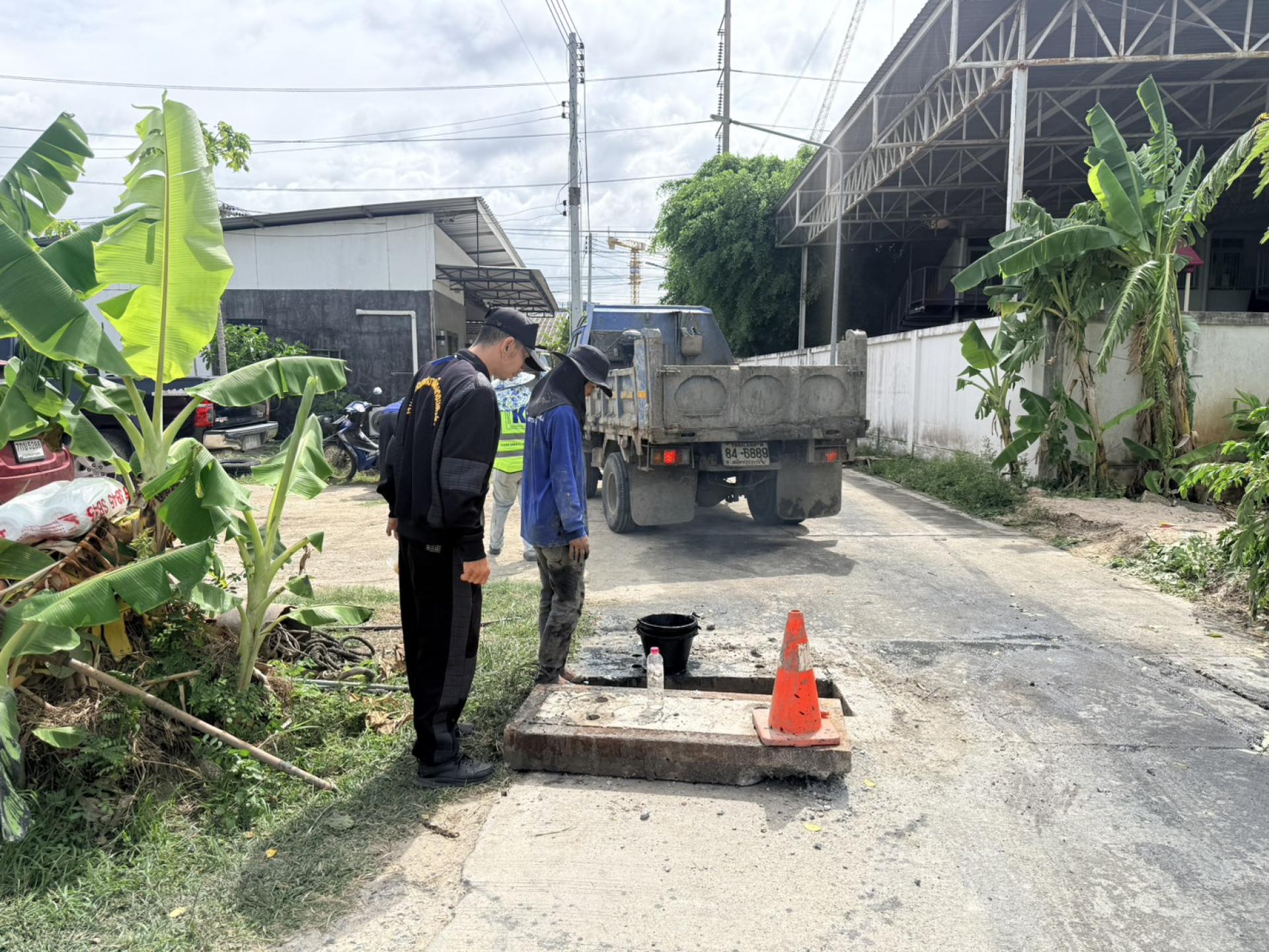 สมาชิกสภาเทศบาล ร่วมกับกองสาธารณสุขและสิ่งแวดล้อม กองช่าง และเจ้าหน้าที่ป้องกันและบรรเทาสาธารณภัย ดำเนินการตรวจสอบติดตามการปฏิบัติงานดูดฉีดล้างท่อระบายน้ำ